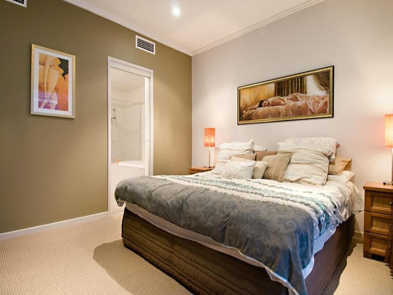 18 Moores Crescent, Varsity Lakes QLD 4227