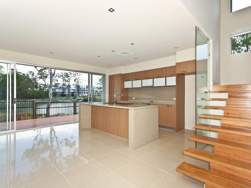 8 CAPE MARTIN Lane, Varsity Lakes QLD 4227