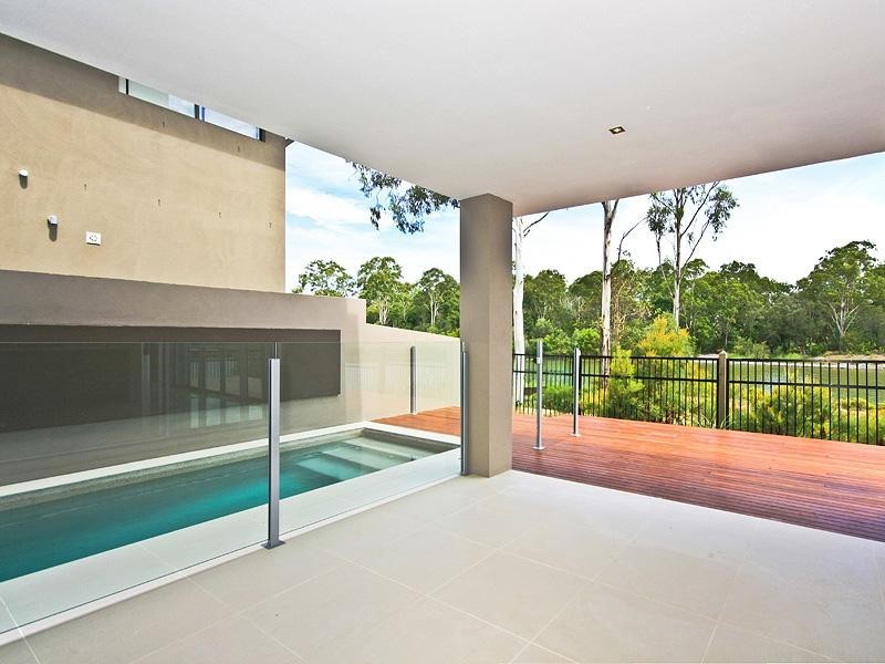 8 CAPE MARTIN Lane, Varsity Lakes QLD 4227