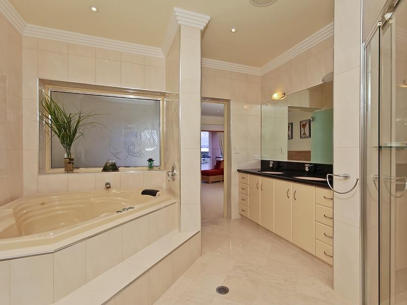 37 Sir Bruce Small Boulevard, Benowa QLD 4217