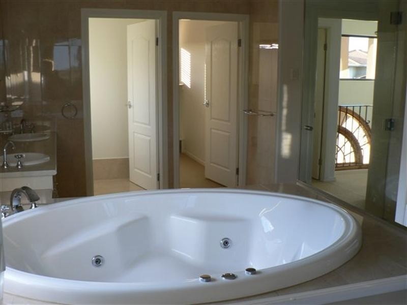 41 MEADOWLAKE Drive, Carrara QLD 4211