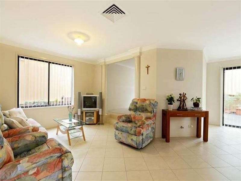 13 Ridgeway Close, West Hoxton NSW 2171