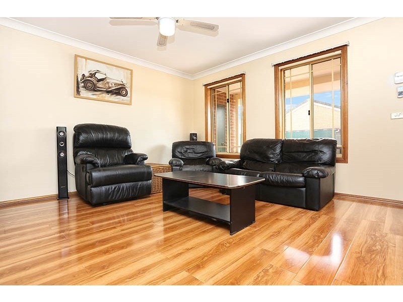 18 Yeronga Close, St Johns Park NSW 2176