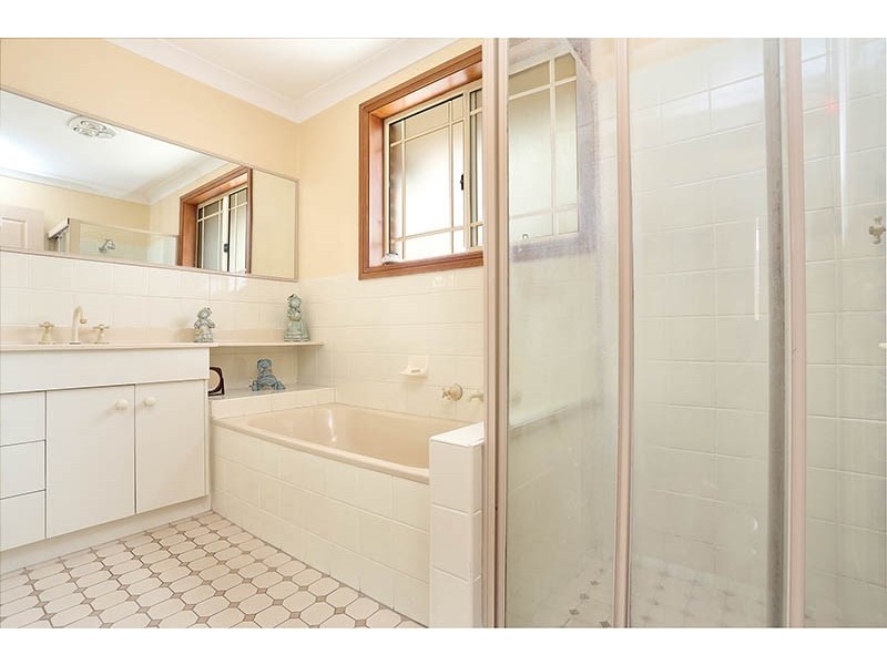 18 Yeronga Close, St Johns Park NSW 2176