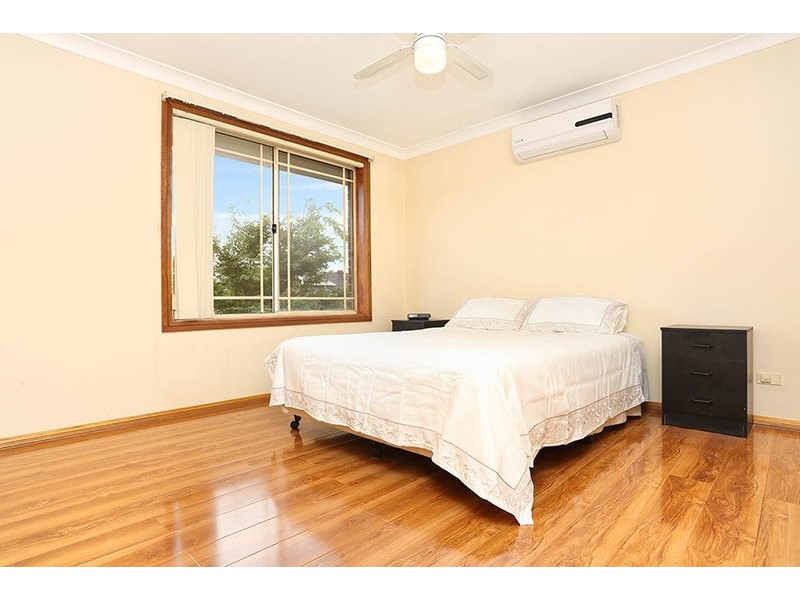 18 Yeronga Close, St Johns Park NSW 2176