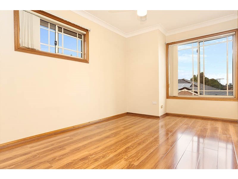 18 Yeronga Close, St Johns Park NSW 2176