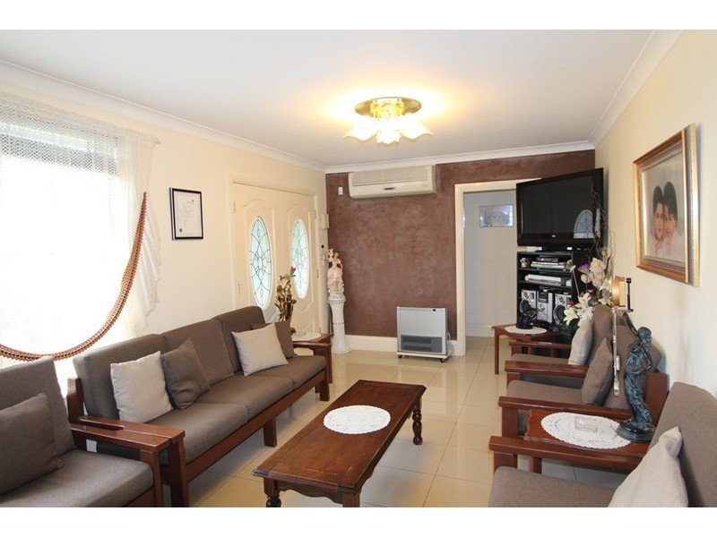 1 De Witt Place, Fairfield West NSW 2165