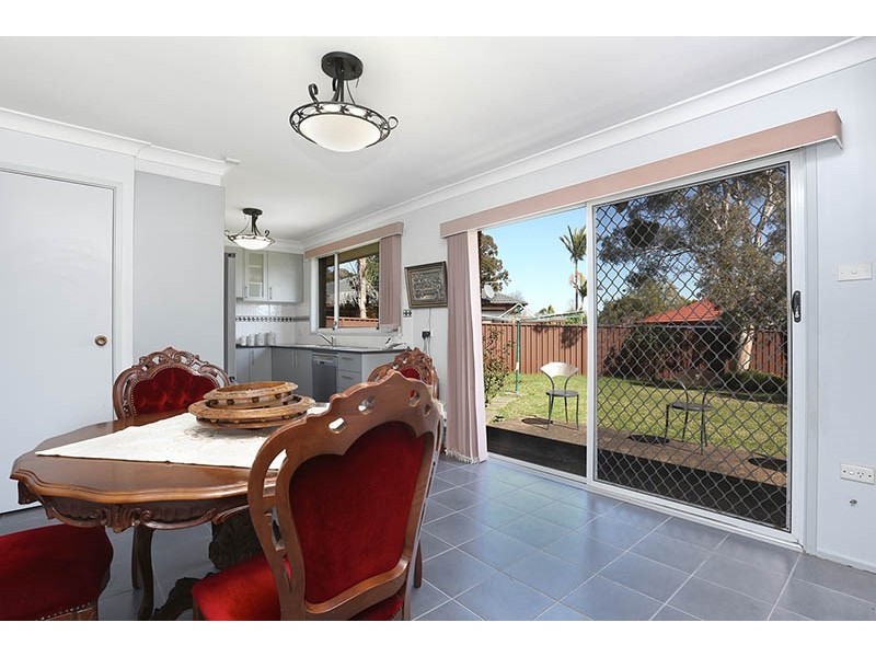 16 Malvern Close, St Johns Park NSW 2176