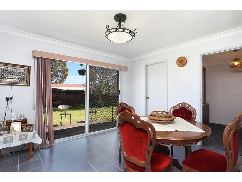 16 Malvern Close, St Johns Park NSW 2176