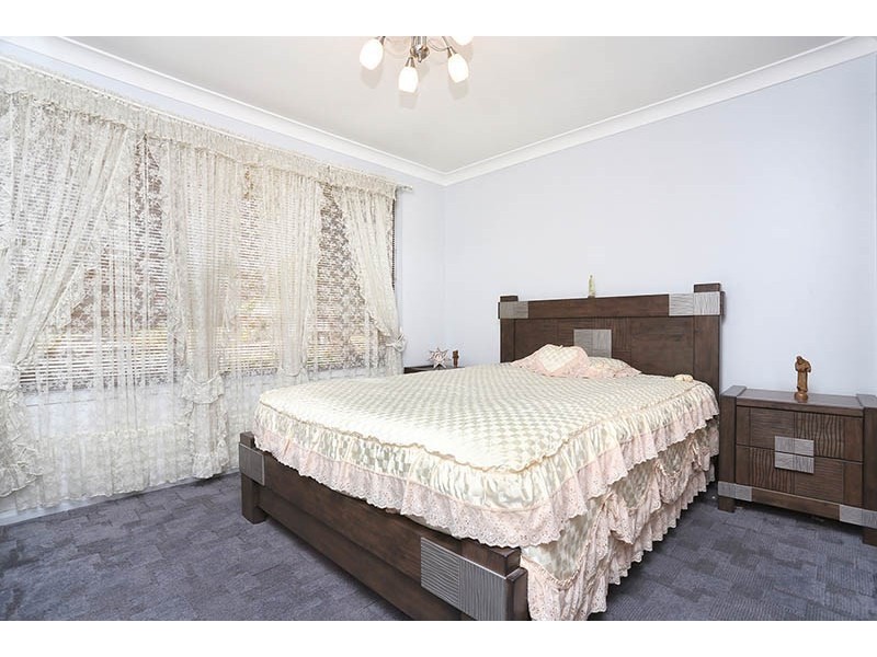 16 Malvern Close, St Johns Park NSW 2176