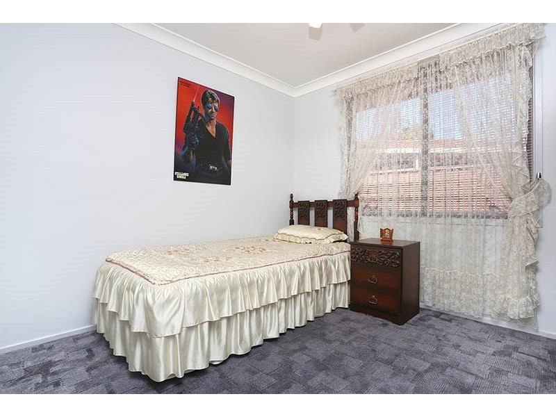 16 Malvern Close, St Johns Park NSW 2176