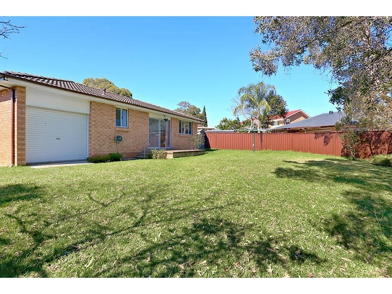16 Malvern Close, St Johns Park NSW 2176