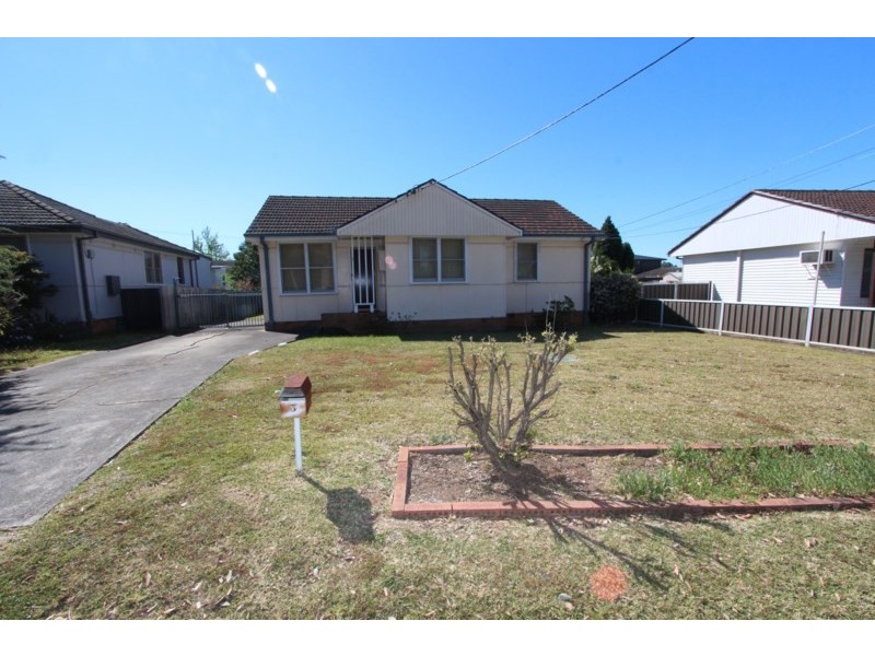 3 Dampier Crescent, Fairfield West NSW 2165