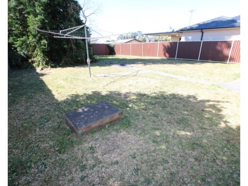11 Leichhardt Avenue, Fairfield West NSW 2165