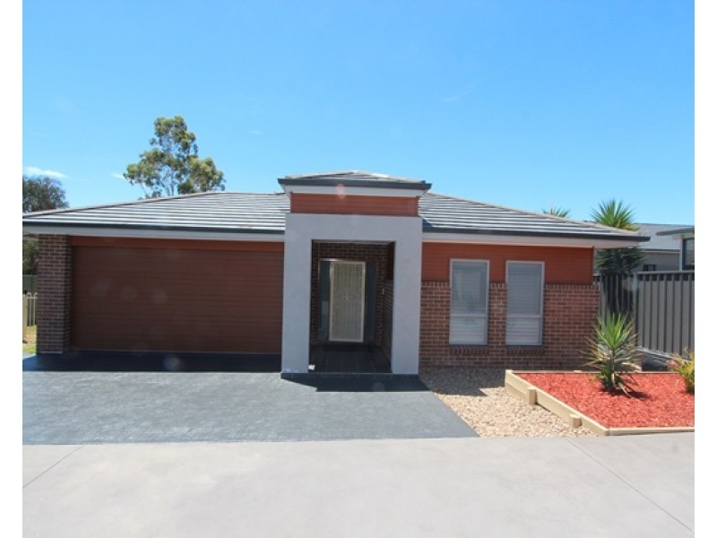 33 Brunswick Crescent, St Johns Park NSW 2176