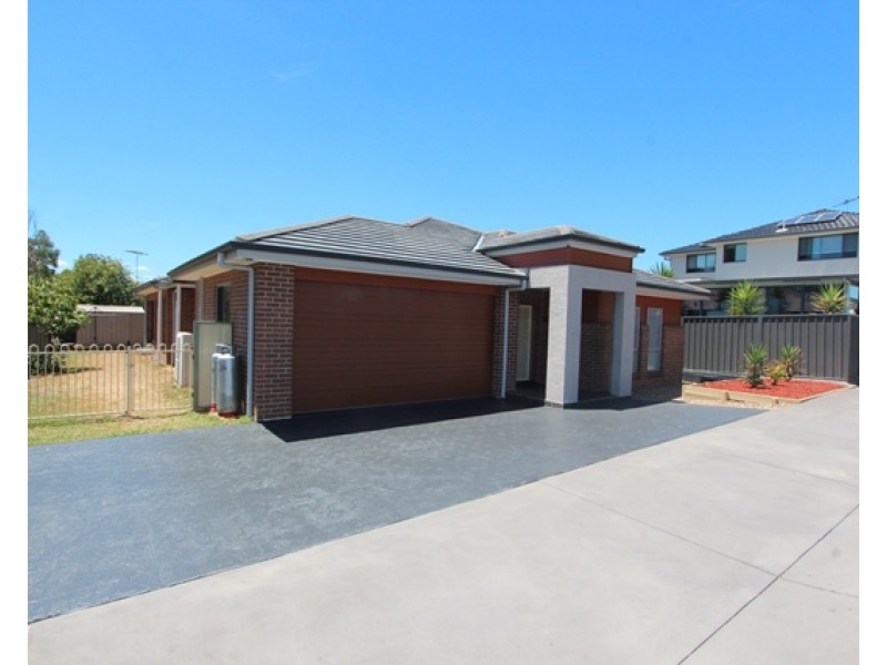 33 Brunswick Crescent, St Johns Park NSW 2176