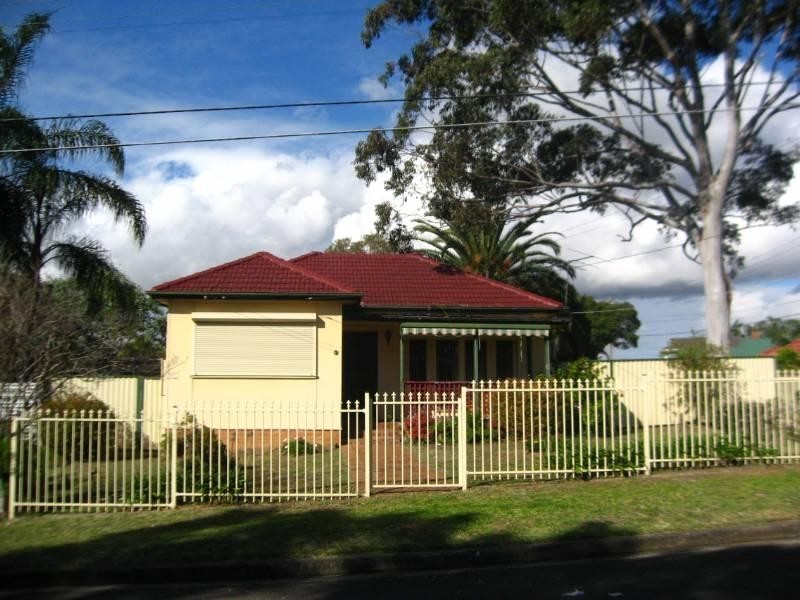 1 Crosby Cresent, Fairfield NSW 2165