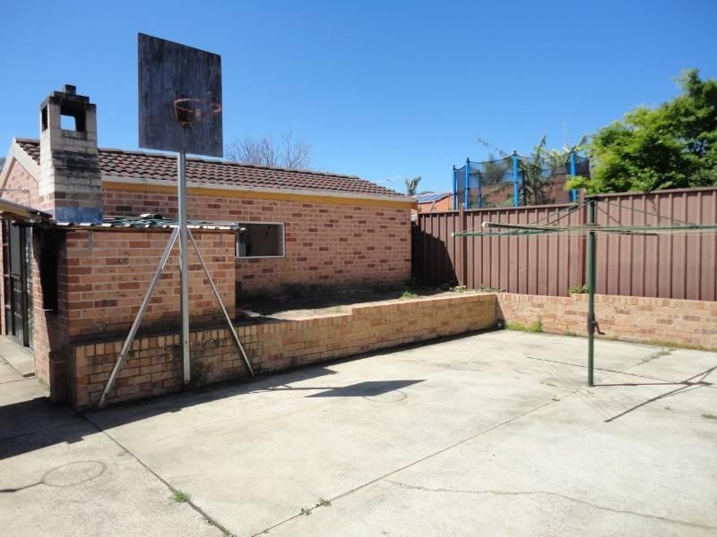 7 Saxonvale Crescent, Edensor Park NSW 2176