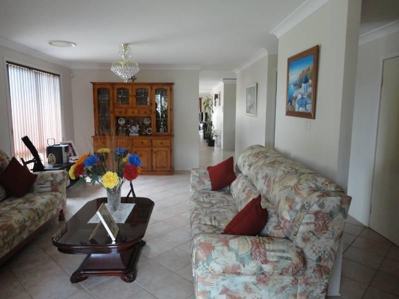 7 Saxonvale Crescent, Edensor Park NSW 2176