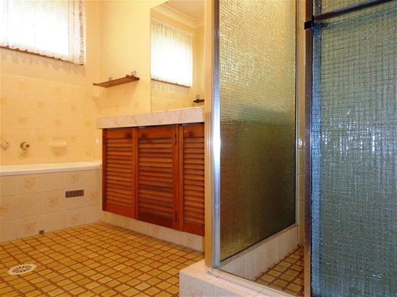 4 Melbourne Road, St Johns Park NSW 2176