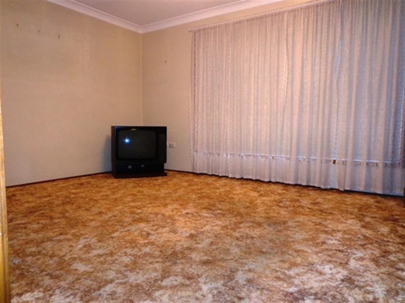 4 Melbourne Road, St Johns Park NSW 2176