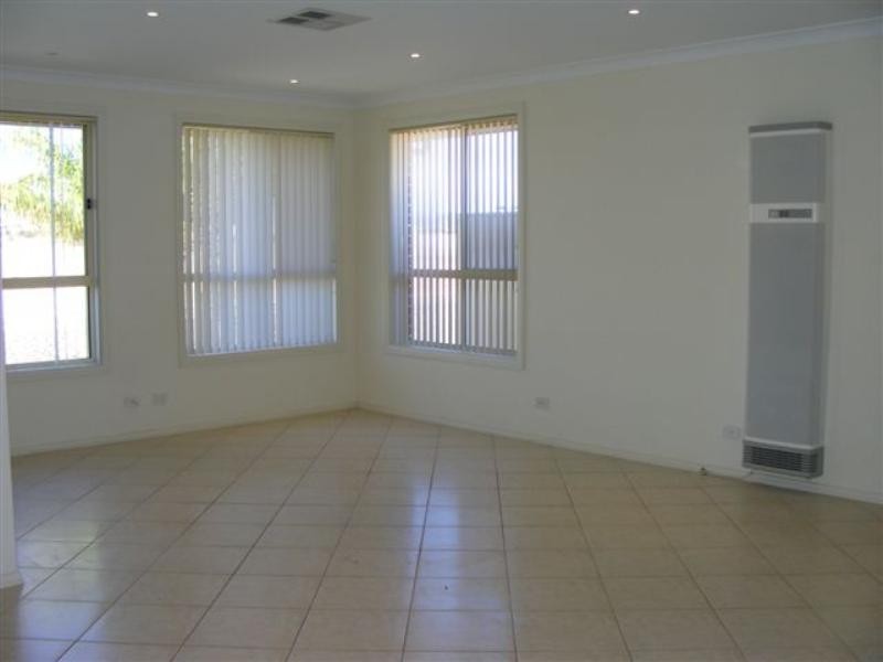 82 Gilmore Crescent, Wallaroo SA 5556