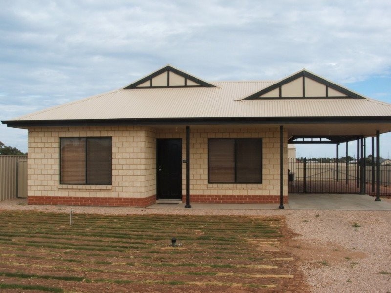 15 Brokenshire Street, Moonta Bay SA 5558