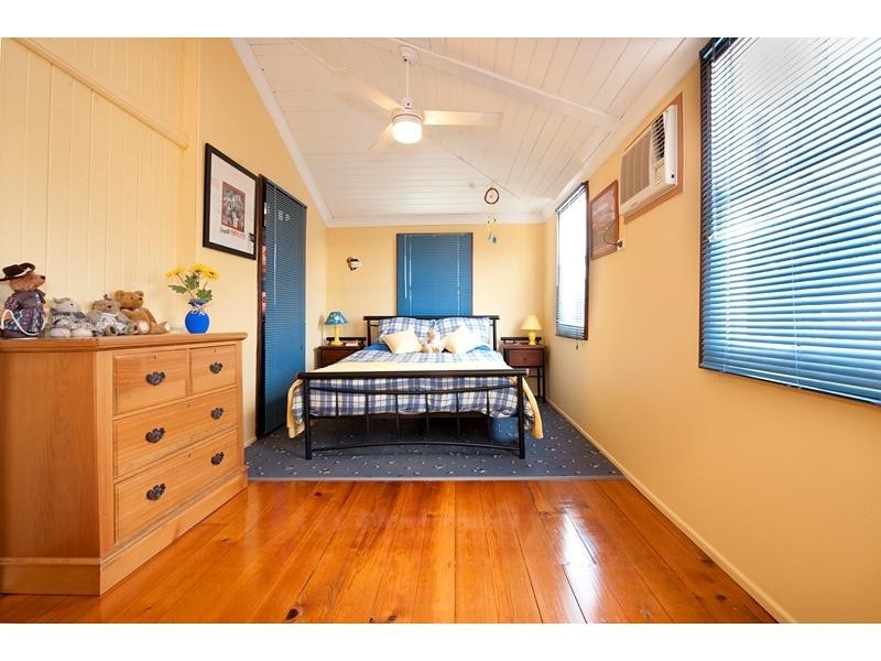 27 Armstrong Street, Berserker QLD 4701