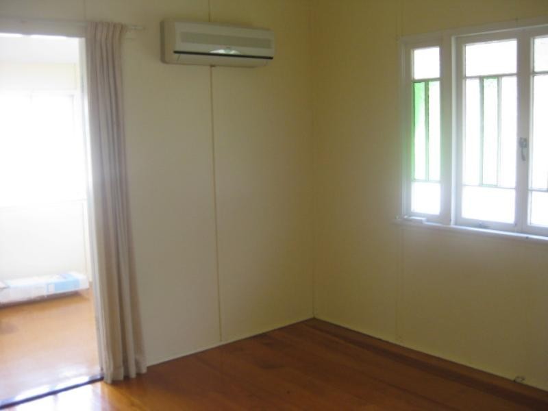 8 Dobbs Street, The Range QLD 4700