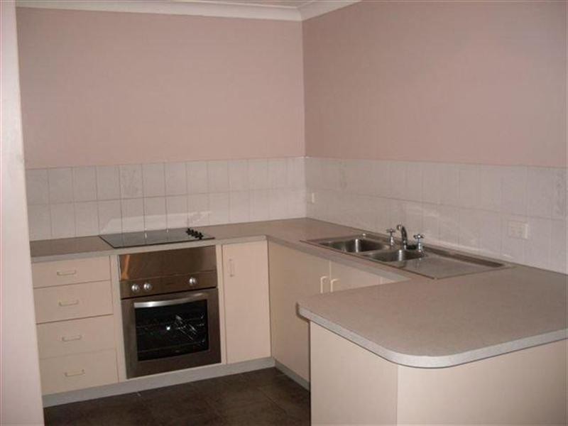 2/15 Poole Street, Kawana QLD 4701