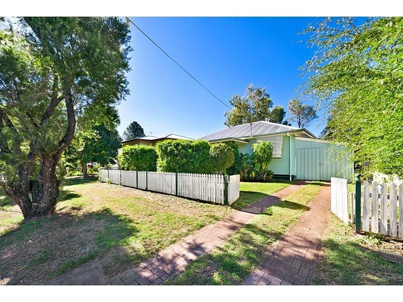 8 Hamilton Avenue, Wandal QLD 4700