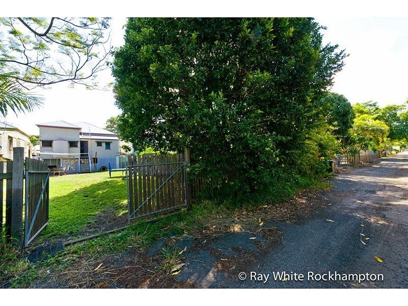 299 East Street, Depot Hill QLD 4700