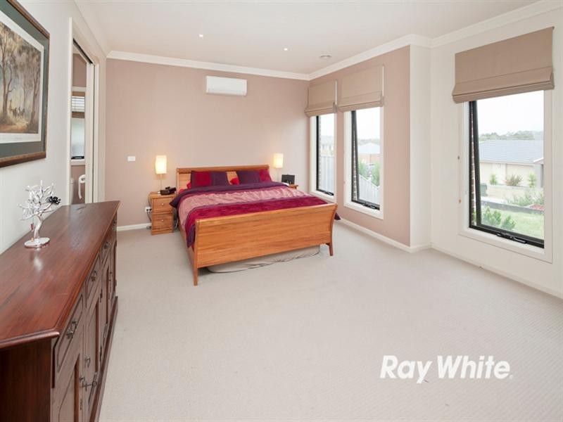 8 Brown Thornbill Court, Langwarrin VIC 3910