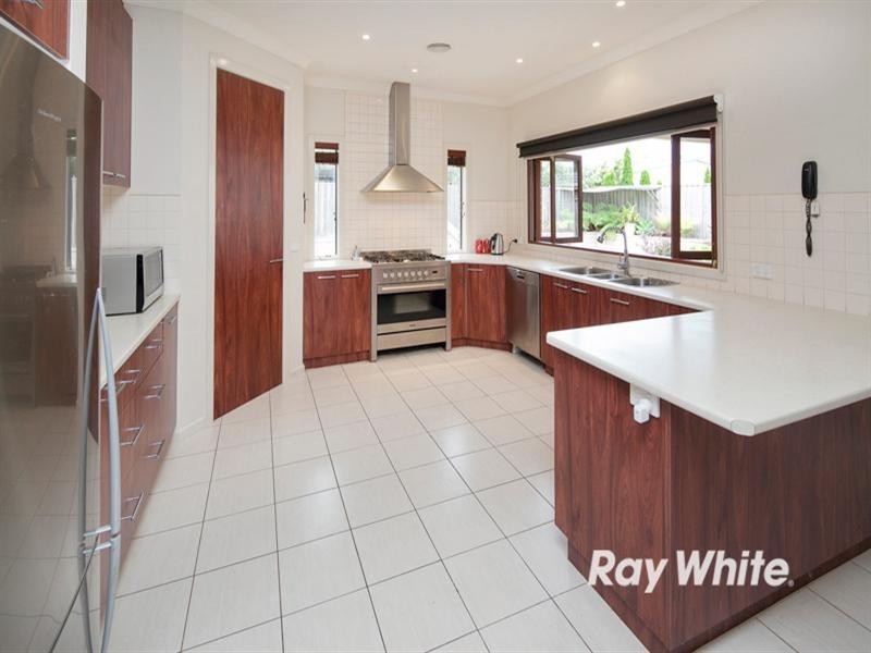 8 Brown Thornbill Court, Langwarrin VIC 3910