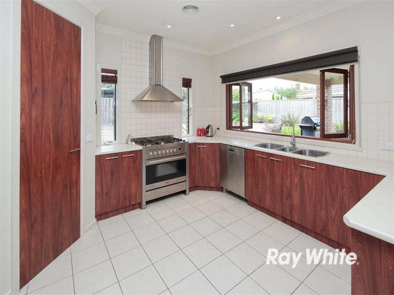 8 Brown Thornbill Court, Langwarrin VIC 3910