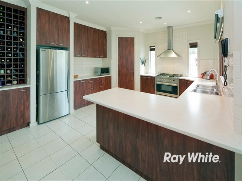 8 Brown Thornbill Court, Langwarrin VIC 3910