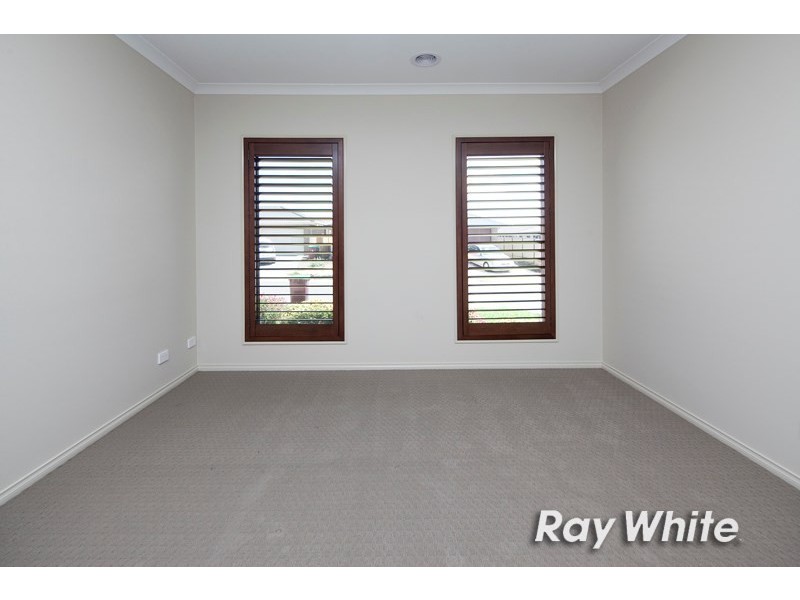 16 Brolin Terrace, Cranbourne North VIC 3977