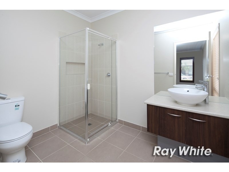 16 Brolin Terrace, Cranbourne North VIC 3977