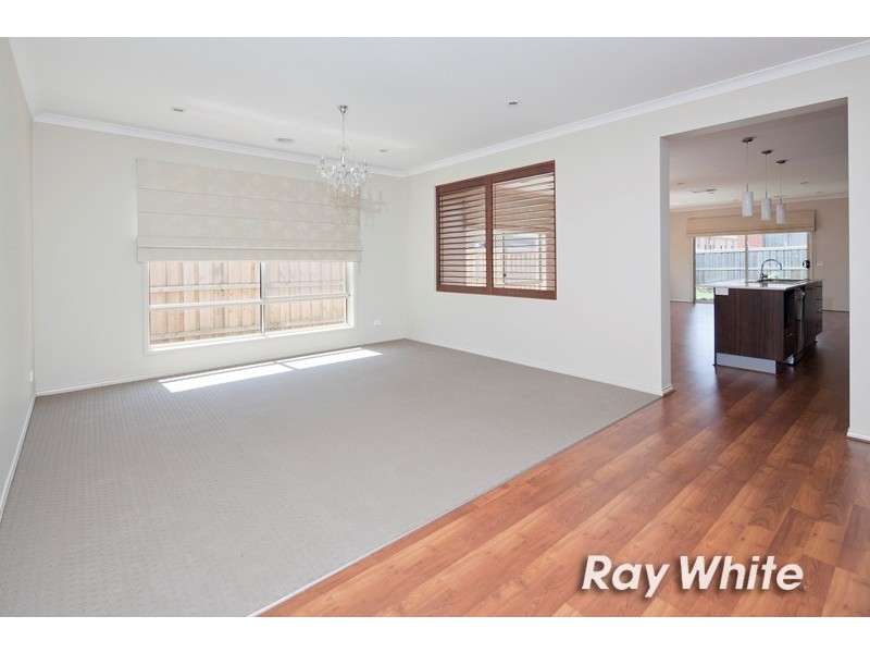 16 Brolin Terrace, Cranbourne North VIC 3977