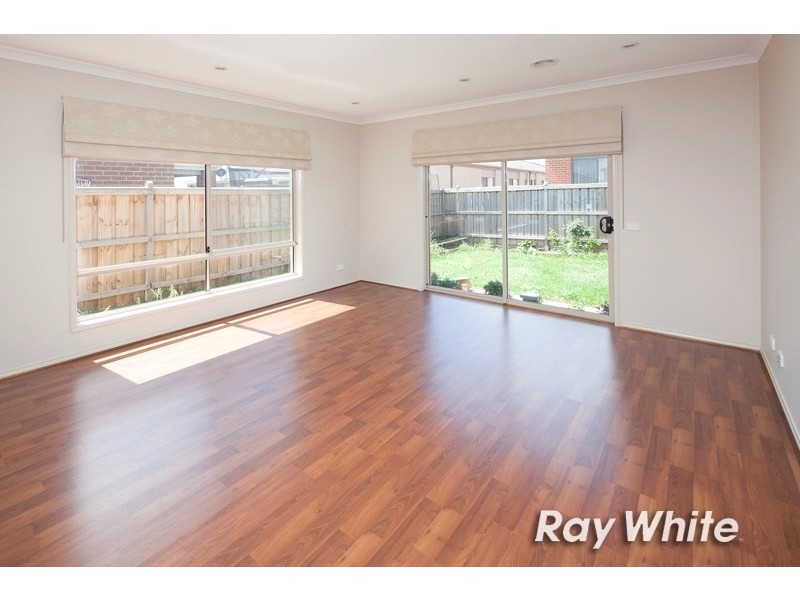 16 Brolin Terrace, Cranbourne North VIC 3977