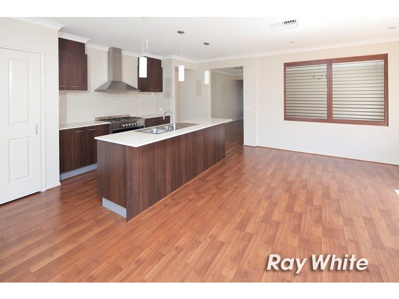 16 Brolin Terrace, Cranbourne North VIC 3977