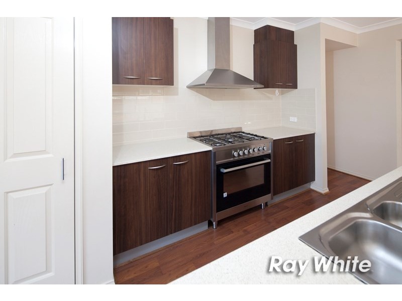 16 Brolin Terrace, Cranbourne North VIC 3977