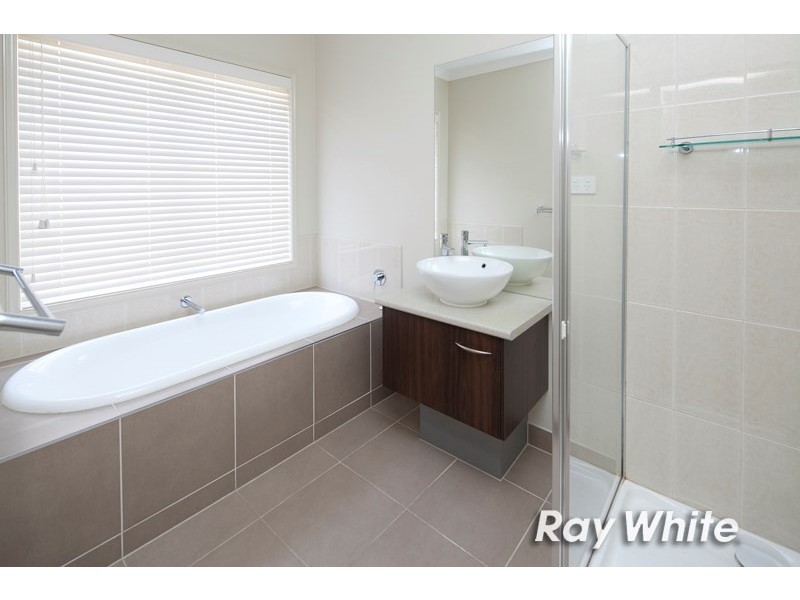 16 Brolin Terrace, Cranbourne North VIC 3977