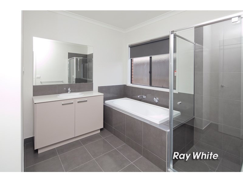 35 Alarah Boulevard, Cranbourne West VIC 3977