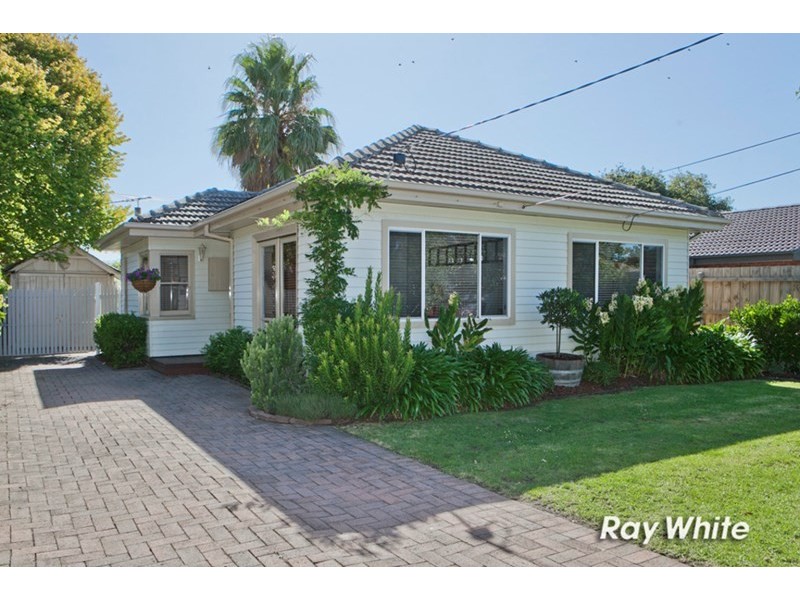 16 Bayside Grove, Seaford VIC 3198