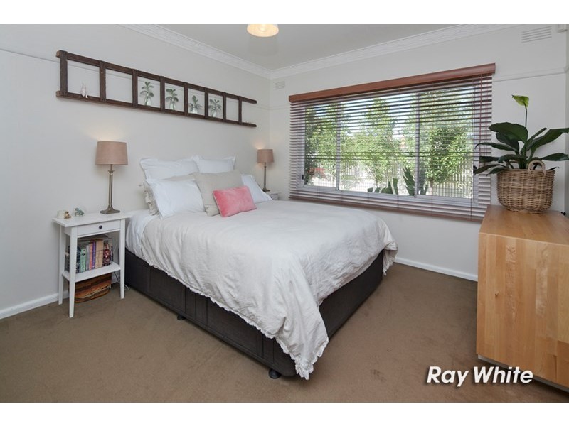 16 Bayside Grove, Seaford VIC 3198