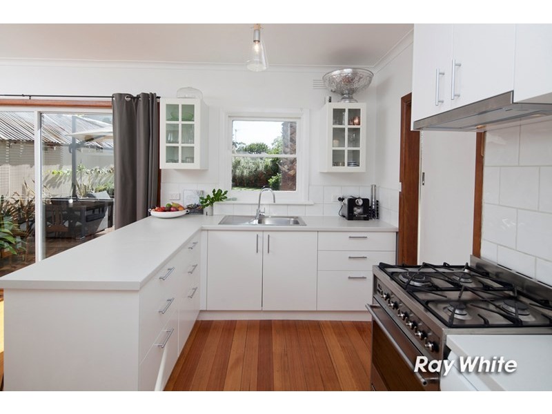 16 Bayside Grove, Seaford VIC 3198