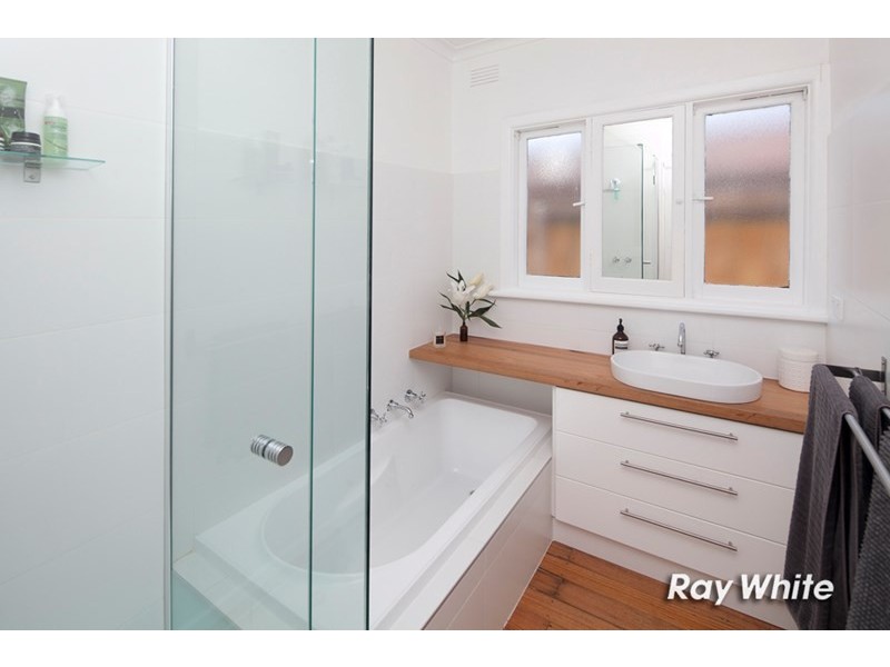 16 Bayside Grove, Seaford VIC 3198