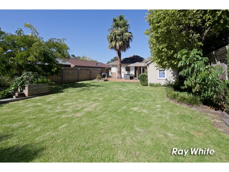 16 Bayside Grove, Seaford VIC 3198