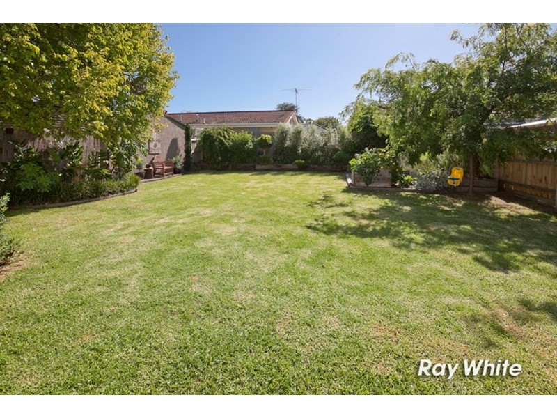 16 Bayside Grove, Seaford VIC 3198